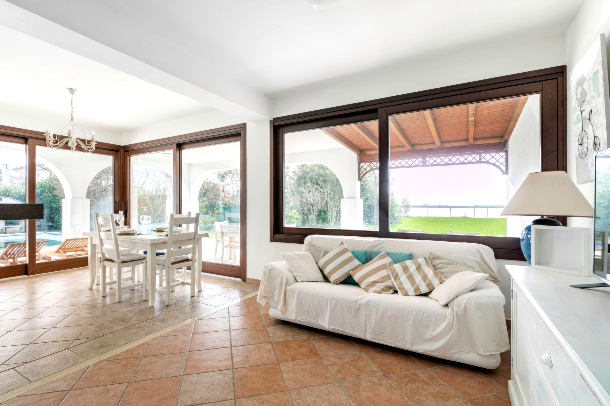 Villa Albarella living and dining room with pool view